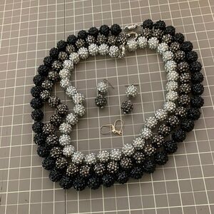 Sparkling tri-colour necklace set.